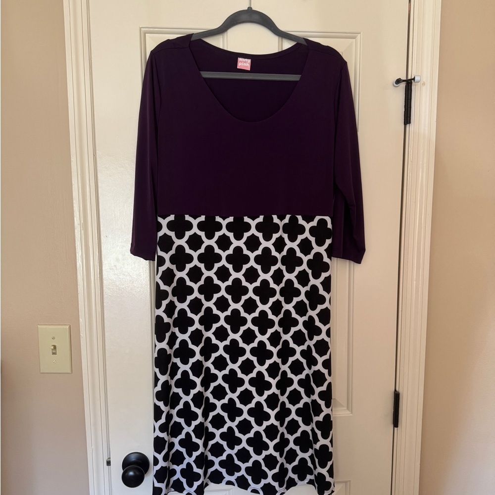 Elegant 3/4 Sleeve Dress with Geometric Pattern. Great for office or cocktails!